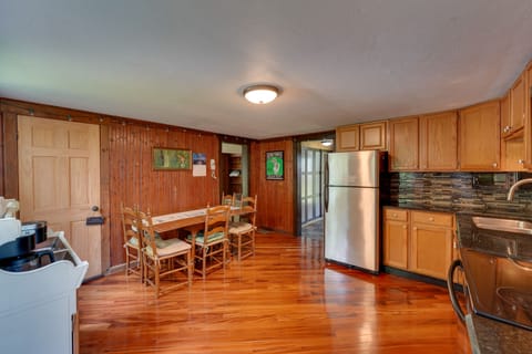 Dining Area | Dishware & Flatware Provided