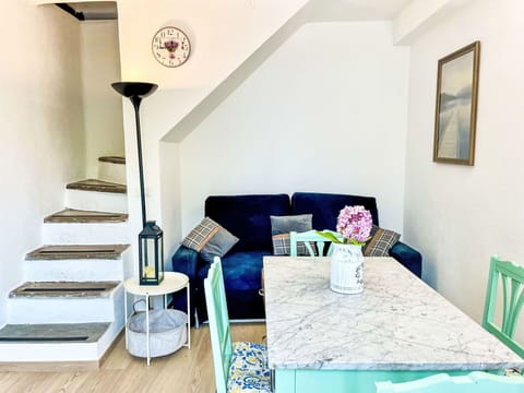 Furniture, Property, Picture Frame, Table, Couch, Azure, Building, Interior Design, Textile, Comfort