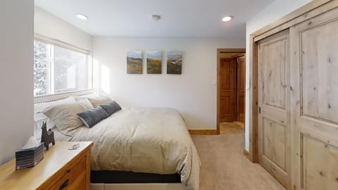 VAIL HAUS Studio Features a Queen Size Bed, Private Bathroom w/ Tub and a Closet