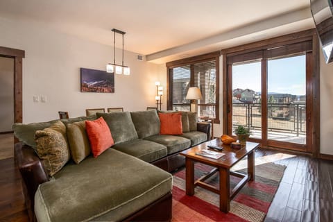 Comfortable Living room with dining table and deck access