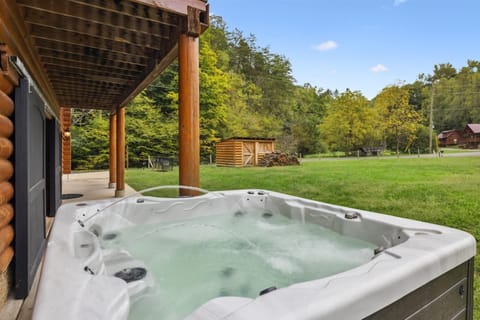 Unwind in the hot tub after a day of hiking the trails of the Great Smoky Mountains National Park | Black Bear Lodge in Pigeon Forge, TN