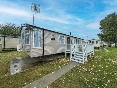 Immerse yourself in the charm of traditional caravan holidays with 2cHolidays at this 8 berth property located on Highfield Grange Holiday Park for your 2026 getaway.