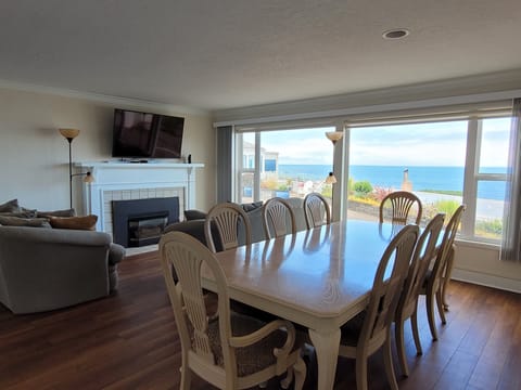 Welcome to SunsetBlue! Amazing views! Spot whale watch boats, maybe even whales!