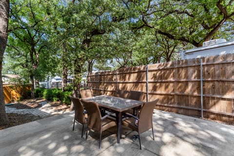 2nd patio with Lakeview and plenty of shade