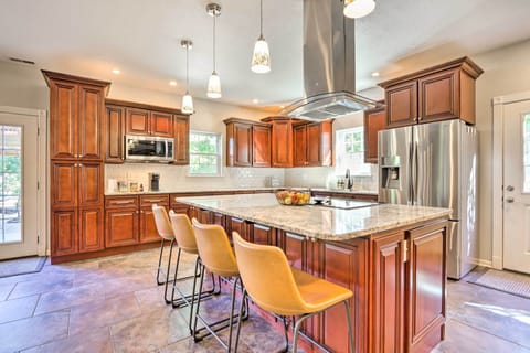 Kitchen | Fully Equipped w/ Cooking Basics