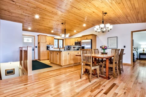 Entertain, cook, wine and dine... fill up on vacation vibes!