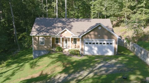 3 bedroom, 2 full baths, gourmet Kit, serene setting on the Mnt!  Easy access.