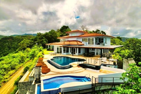 Spacious, luxury villa with infinity pool, sundeck, BBQ.  Enjoy it all! 
