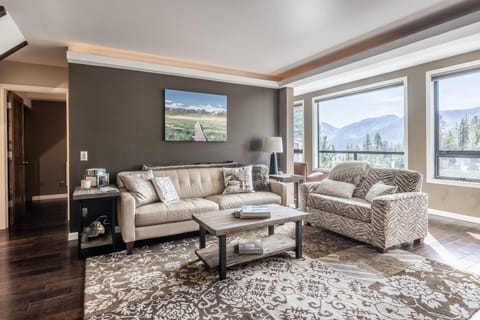 Gorgeous Deluxe 4th Floor 2-Story Home Overlooking the Sherwin