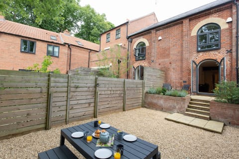 7 Swan Court, Fakenham: Peaceful enclosed courtyard