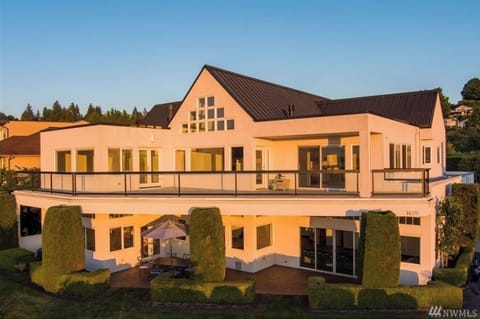 Back of the house facing the beach.