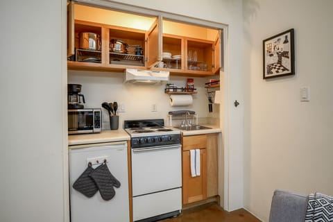 Equipped kitchenette, traditional drip or french press coffee