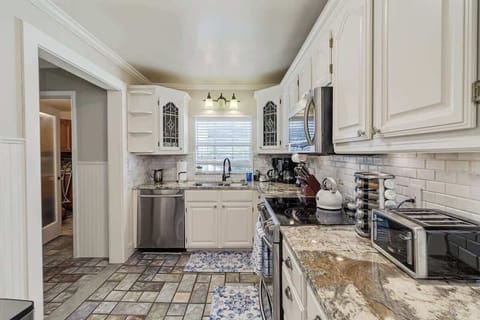 Unleash your inner chef in this kitchen. Featuring high-end granite countertops and custom-built cabinets. The gas stove and oven, paired with modern appliances, ensure a seamless cooking experience.