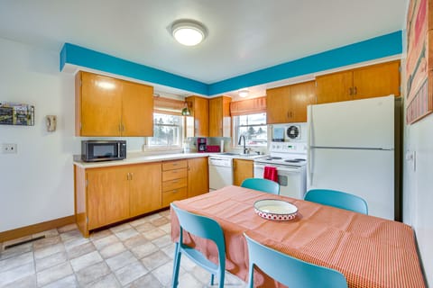 Kitchen | Fully Equipped w/ Cooking Basics