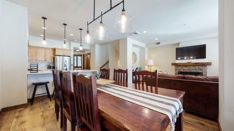 Hardwood, Flooring, Floor, Screen, Chair