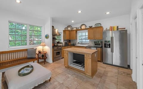 View of kitchen and kitchen-lounge 