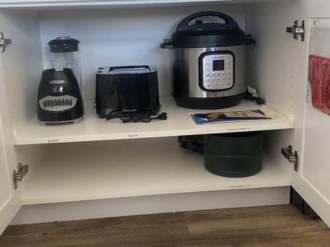 Toaster, blender, instant pot (pressure cook/airfry/crockpot), bakeware and more