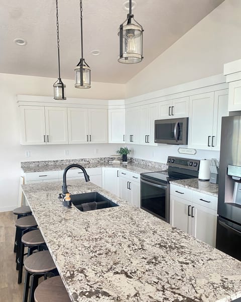 Fully stocked, open plan kitchen!