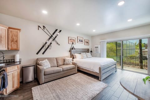 Prospector Lodge 616: Studio with King bed