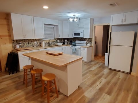Kitchen - well furnished with cookware, movable island