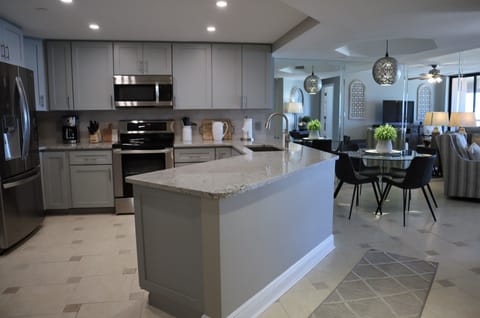 Gorgeous beachfront kitchen with all the necessities to cook you - Gorgeous beachfront kitchen with all the necessities to cook your favorite meals and snacks.