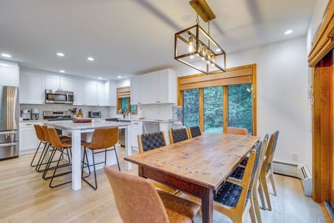 Dining Area | Dishware/Flatware Provided