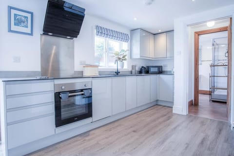 Angle Adventures - 4 Bedroom Cottage - Angle (19917)