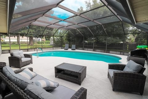 screened-in pool
