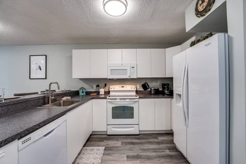 Microwave, Stove/Oven, Side by Side Fridge/Freezer - coffee maker