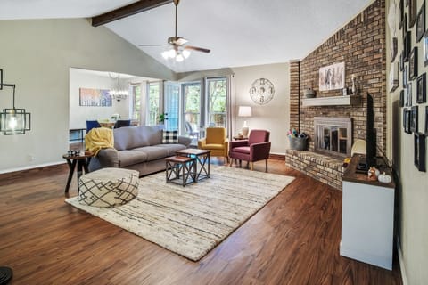 Flooring, Hardwood, Floor, Rug, Furniture