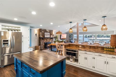 Chef's kitchen complete with gas cooktop and double ovens.