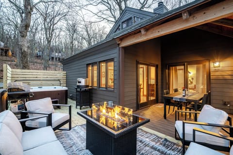 Gorgeous retreat with hot tub, seasonal views, fire pit, pizza oven, and more!
