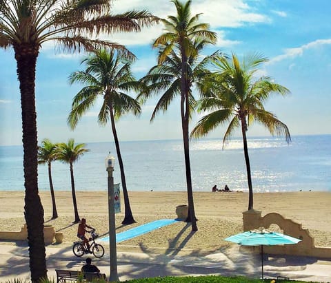Few steps to Hollywood Beach!