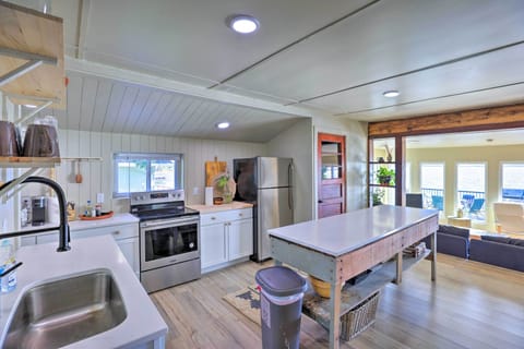 Kitchen | Keurig Coffee Maker | Complimentary Spices