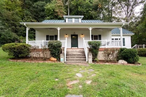 Front view of the Cottage from parking area