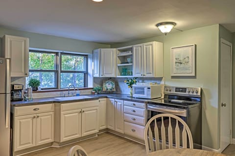 Kitchen | Blender | Paper Towels/Trash Bags Provided