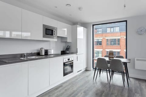 Central Birmingham Bright 2 Bed 2 Bath Apartment Apartment in Birmingham