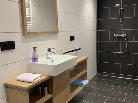 Double room, shower, WC, balcony, TV - Oberer Gollmitzer, Ferienhof House in Carinthia, Austria