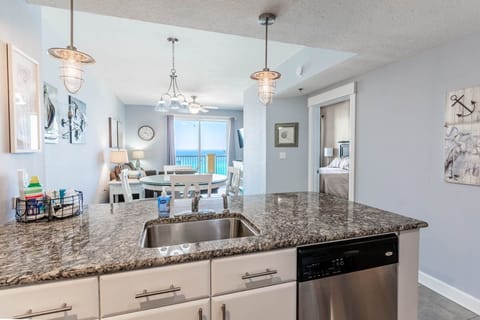 Beautiful condo, unobstructed views!