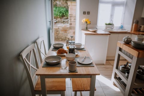 Dining area for upto 5 people. Underfloor heating