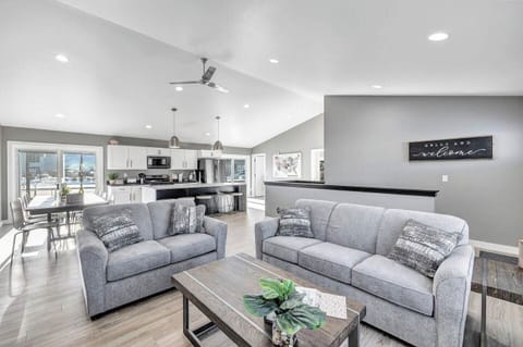 Open concept Dining, Kitchen, & Living Area w/70" TV and Queen Pullout Couch