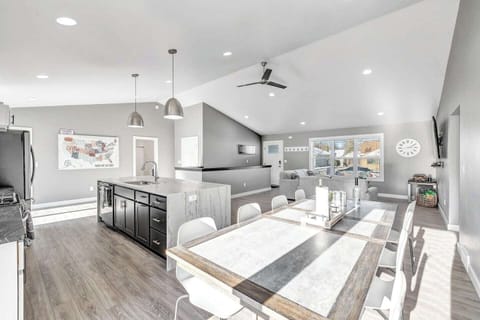 Open concept Dining, Kitchen, & Living Area w/70" TV and Queen Pullout Couch