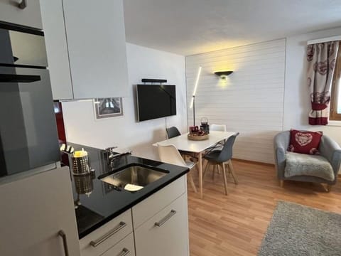 Plant, Sky, Cloud, Building, Tree, Wood, Land Lot, Window, Residential Area, Leisure