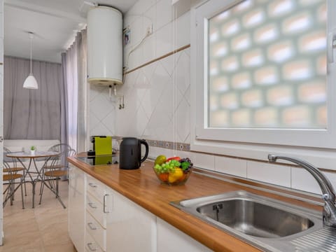 Table, Furniture, Tableware, Property, Sky, Chair, Textile, Interior Design, Wood, Tree