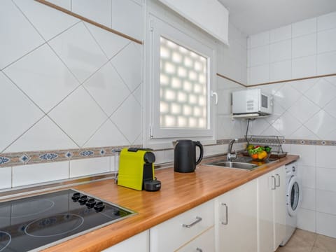 Table, Furniture, Tableware, Property, Sky, Chair, Textile, Interior Design, Wood, Tree