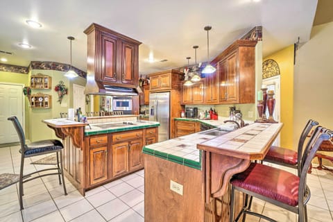 Kitchen | Paper Towels/Trash Bags Provided