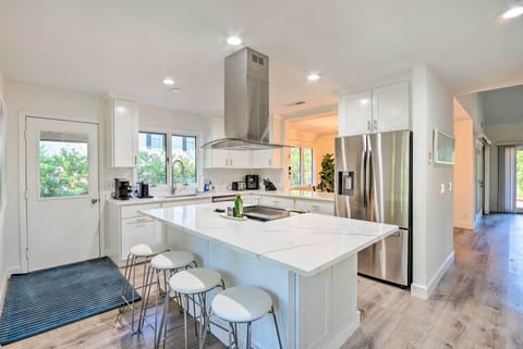 Kitchen | Fully Equipped w/ Cooking Basics