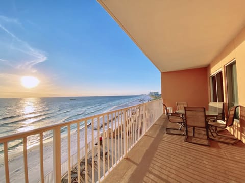 Large Balcony-Spectacular View- Covered Parking-Beach Service Included