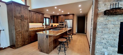 Fully equipped kitchen with pots, pans, oils + spices, coffee maker etc.