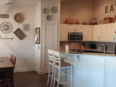 Sunny Kitchen/Dining Area